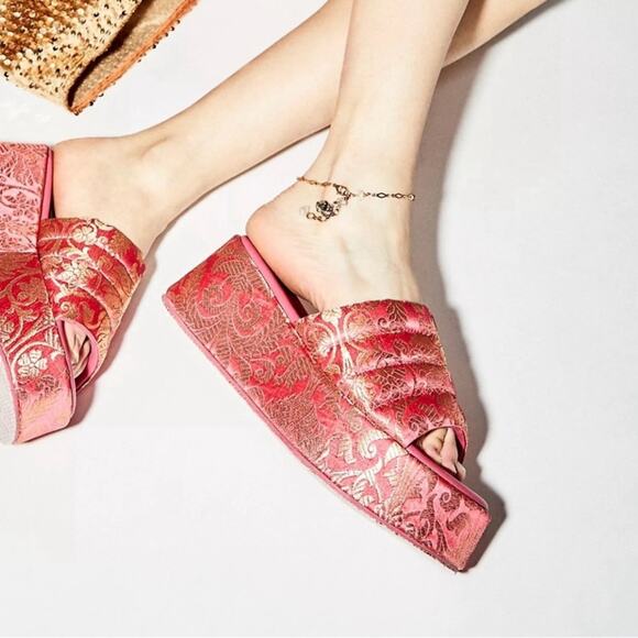 Free People Women's Almost Paradise Coral & Gold Brocade Platform Slides, size 6 - Picture 1 of 7